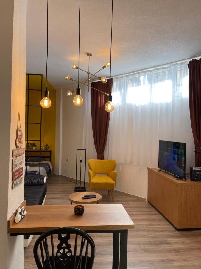 Ora-Prn, Studio Apartment In The City Centre พริสตีนา ภายนอก รูปภาพ